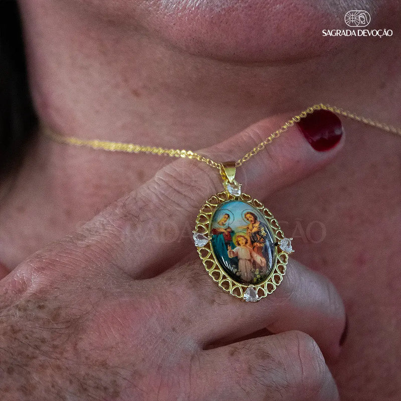 COLLAR SAGRADA FAMILIA: FE Y ELEGANCIA QUE PERDURAN EN EL TIEMPO