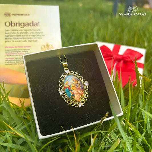 COLLAR SAGRADA FAMILIA: FE Y ELEGANCIA QUE PERDURAN EN EL TIEMPO