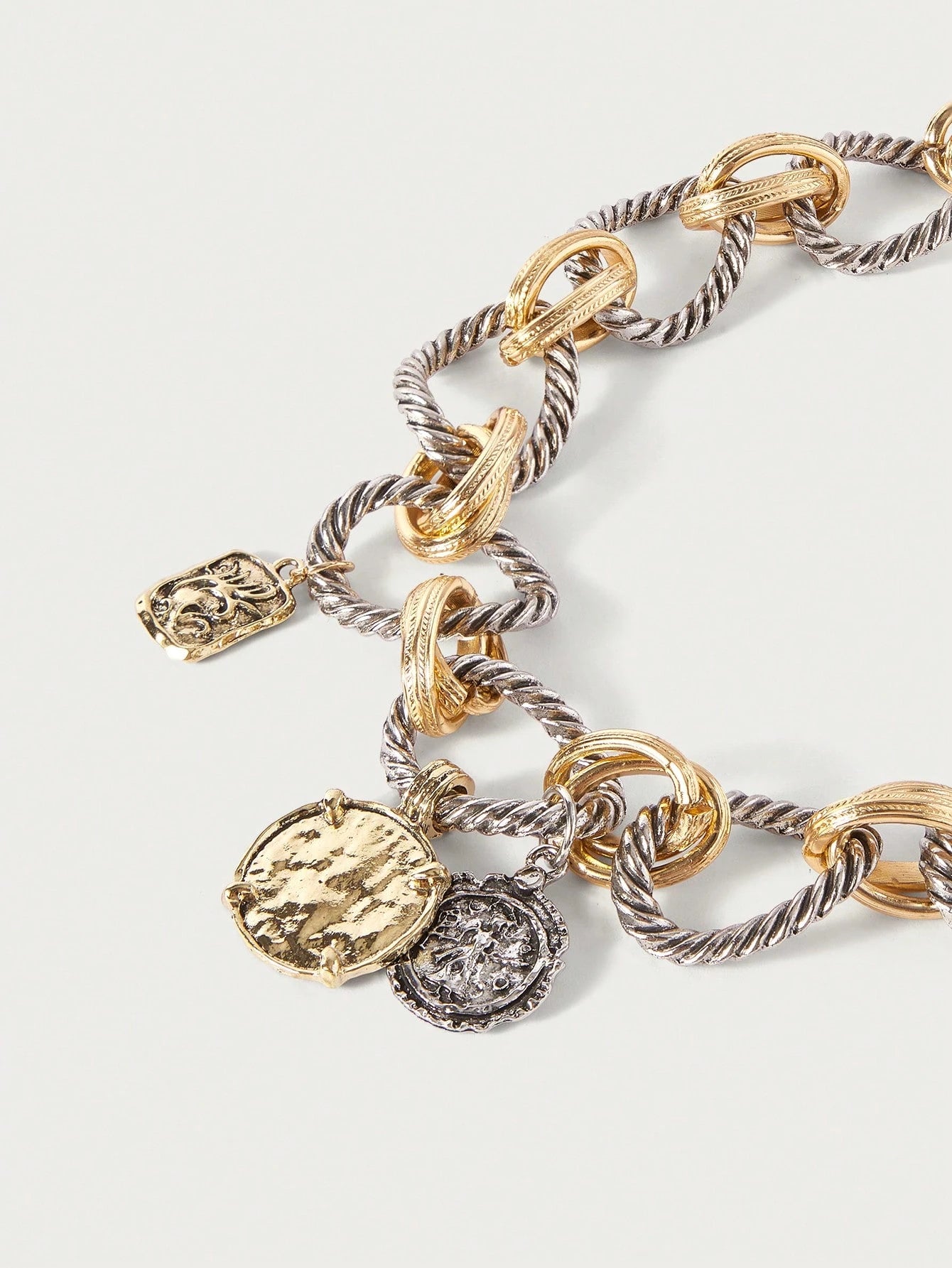 COLLAR MONEDA DUAL LUXE™ – ELEGANCIA BICOLOR QUE ROBA MIRADAS