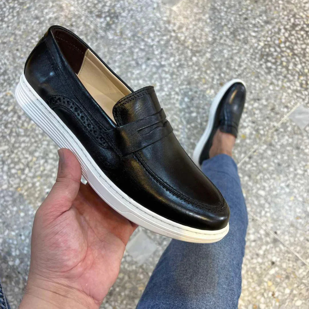 MOCASINES DE PIEL NEGROS CON SUELA BLANCA – ELEGANCIA Y COMODIDAD PARA EL HOMBRE MODERNO