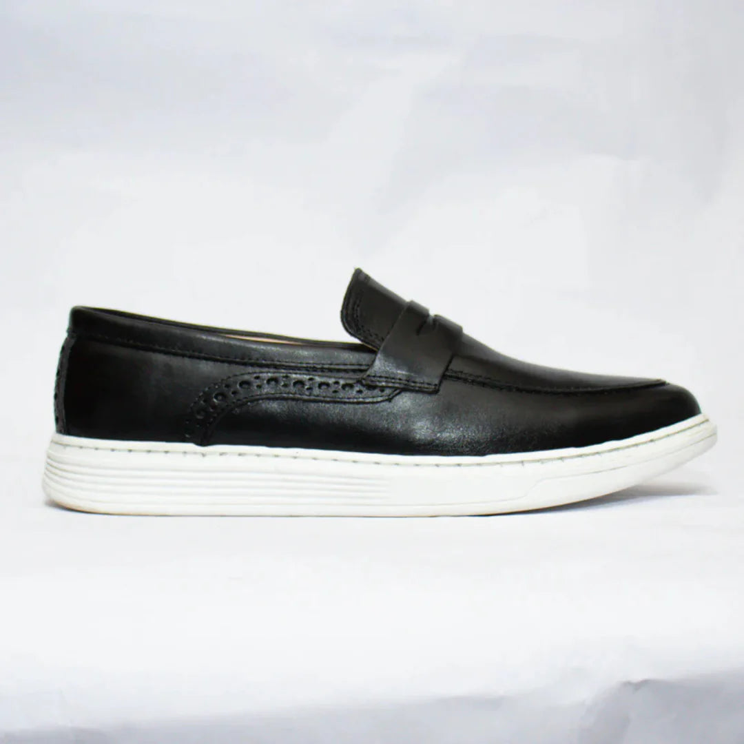 MOCASINES DE PIEL NEGROS CON SUELA BLANCA – ELEGANCIA Y COMODIDAD PARA EL HOMBRE MODERNO