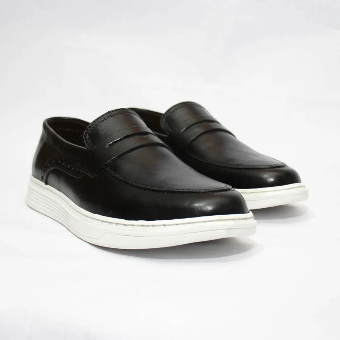 MOCASINES DE PIEL NEGROS CON SUELA BLANCA – ELEGANCIA Y COMODIDAD PARA EL HOMBRE MODERNO