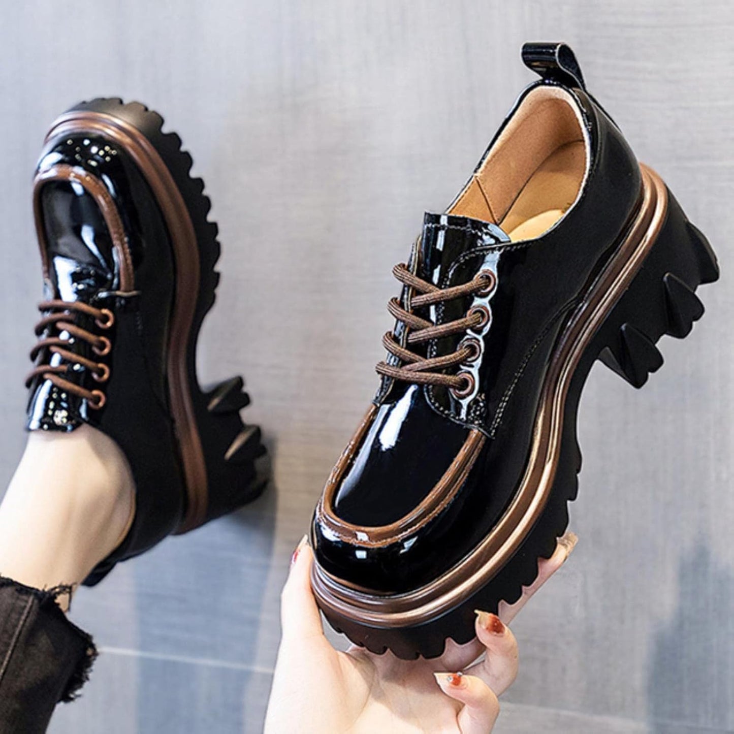 ZAPATOS DE TACÓN GRUESO CON CORREA Y DETALLE CLÁSICO