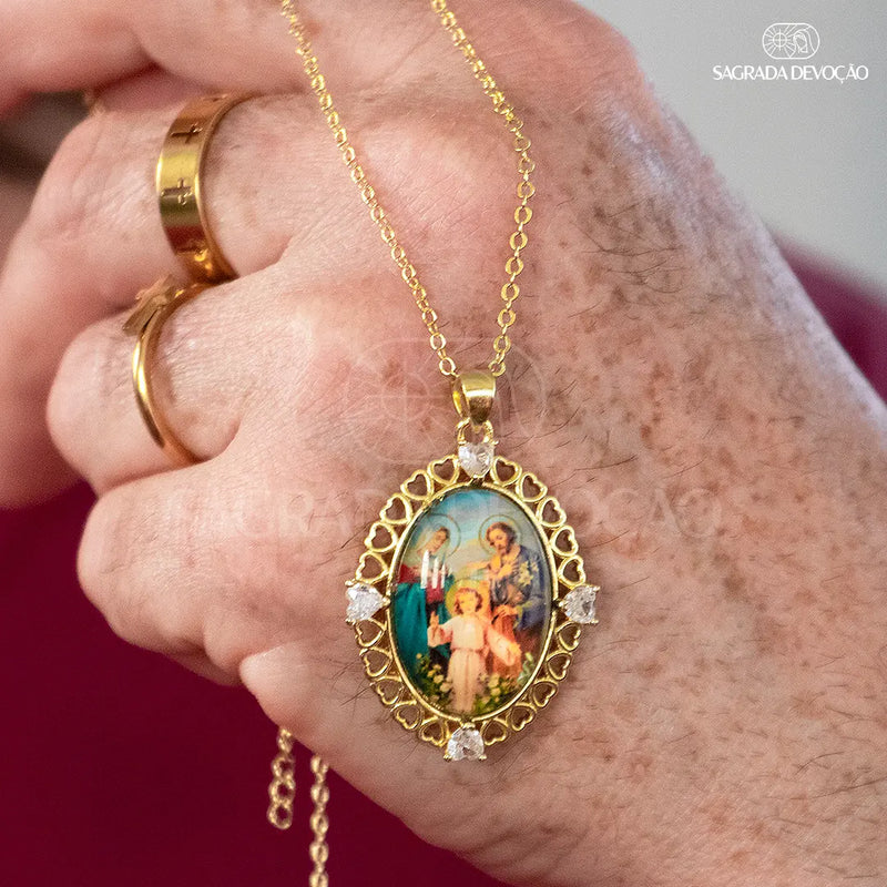 COLLAR SAGRADA FAMILIA: FE Y ELEGANCIA QUE PERDURAN EN EL TIEMPO