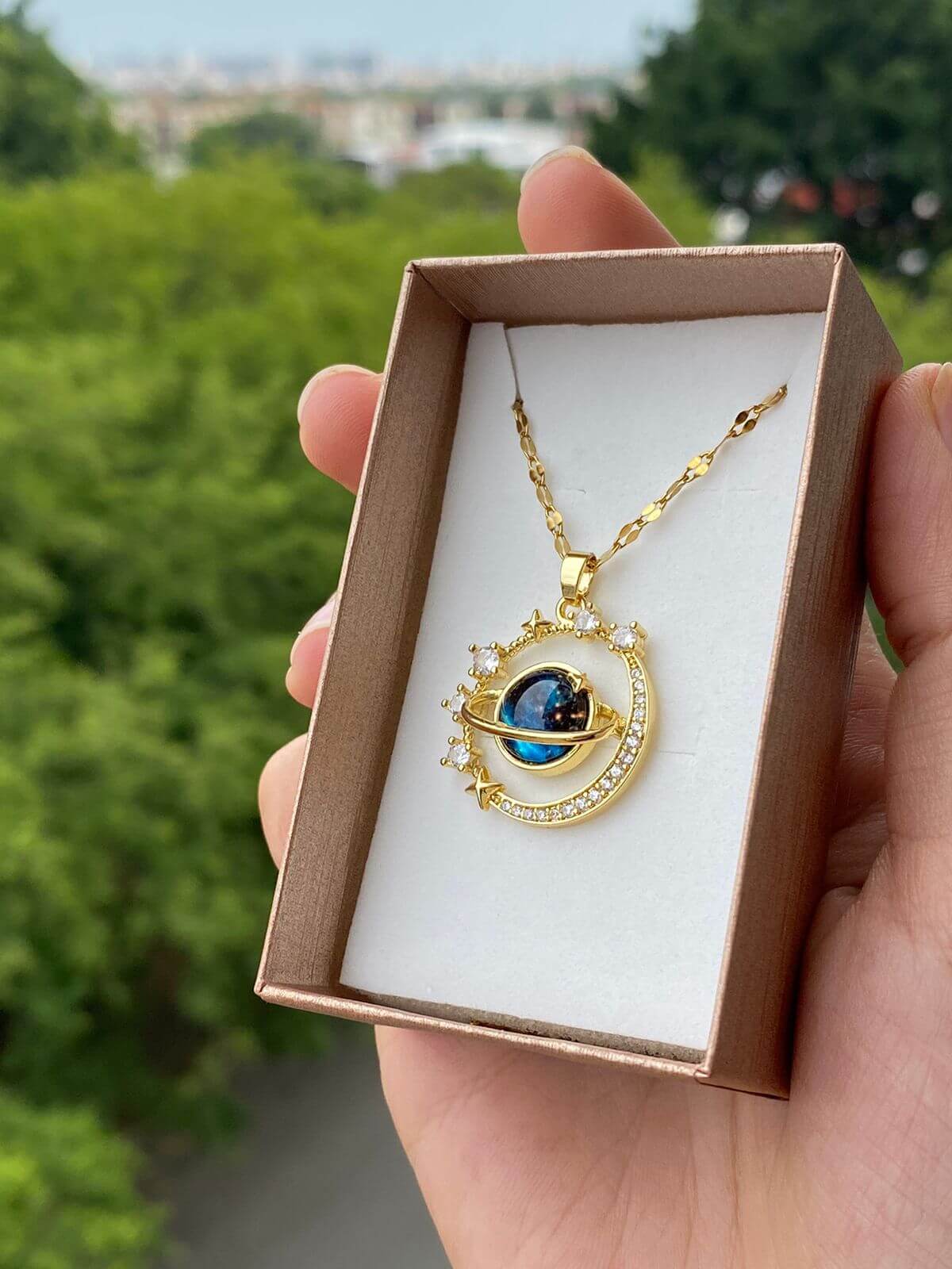 COLLAR SATURNO + CAJA REGALO