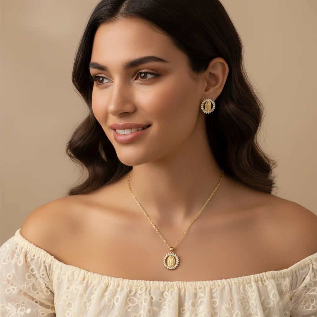 COLLAR VIRGEN MARÍA DE ACERO INOXIDABLE CON DIJE BRILLANTE Y CAJA DE REGALO