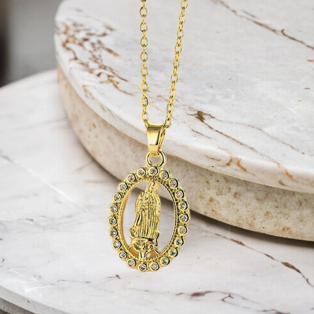 COLLAR VIRGEN MARÍA DE ACERO INOXIDABLE CON DIJE BRILLANTE Y CAJA DE REGALO